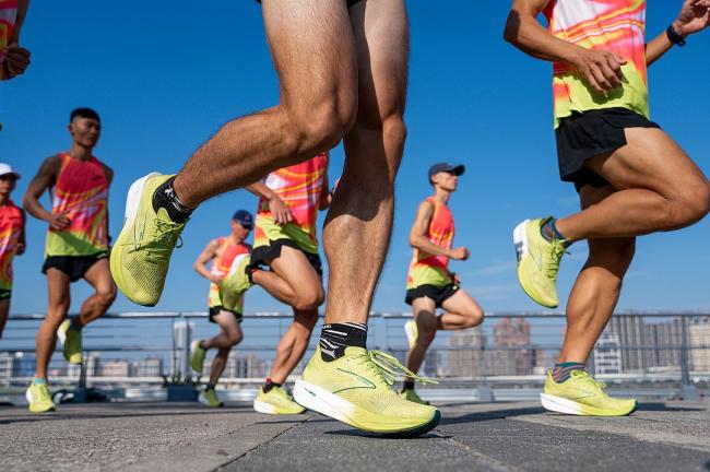 BROOKS 今年推出的最新競速型跑鞋HYPERION ELITE 3 