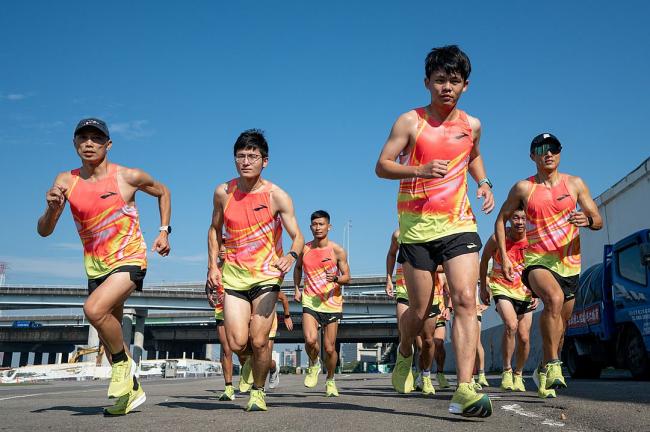 鄭瑞竹教練親自帶領BROOKS ELITE TEAM 菁英選手們進行動態暖身及配速跑