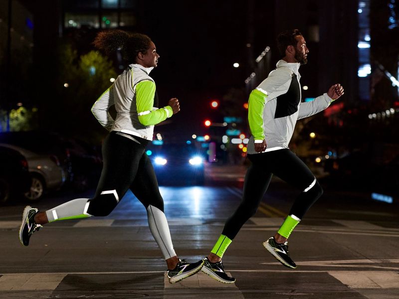 BROOKS 推出夜跑神器RUN VISIBLE  夜光限定款閃耀上市