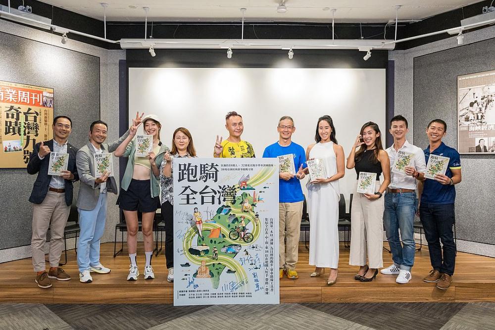 《跑騎全台灣》新書分享暨作者簽書會中，現場9位作者與讀者們熱情參與（第一排左起：黃柏青、姜義村、李詹瑩、郭修森、林美佐、陳彥良、王心恬、何航順、劉祖寧）